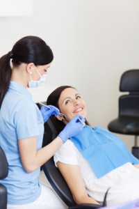 Patientin und Prophylaxeassistentin während der professionellen Zahnreinigung